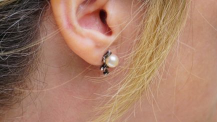 earring, ear, woman-1451014.jpg